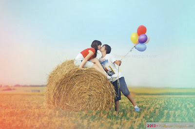 Kissing-teen-couple-balloon-romantic-style(2013-wallpaper.blogspot.com)