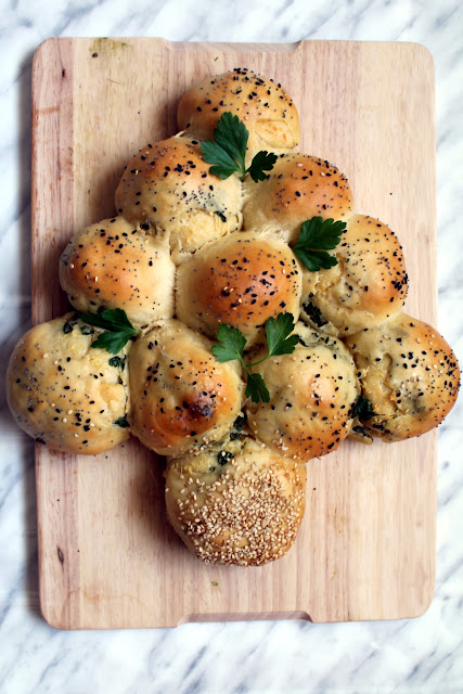 Brioche navideño de mantequilla, ajo y perejil