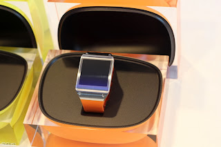 Samsung Galaxy Gear: 1.63 "AMOLED, 800MHz, MP4 video playback, 6 color, 1.9MP, 315mAh battery, sold 29/9