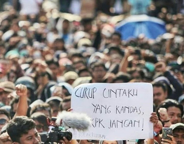  Demo merupakan sebuah acara untuk memberikan aspirasi rakyat wacana suatu dilema k 15 Meme Poster Lucu Demo Mahasiwa yang Bikin Ngakak