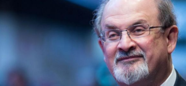 بالفيديو: صاحب كتاب "آيات شيطانية" سلمان رشدي يفقد البصر بإحدى عينيه ويصاب بشلل