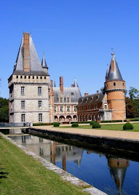 Maintenon foi sendo construído entre os séculos XII e XVII