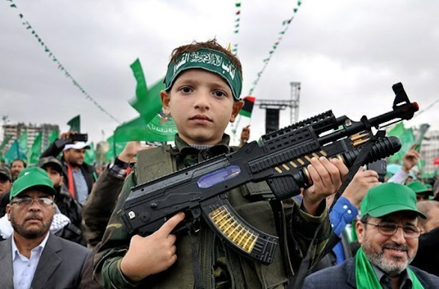 Un bambino impugna un fucile giocattolo al 25esimo anniversario della fondazione di Hamas, nel 2012