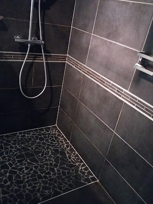 Douche à l'italienne, carrelée, design , carrelage, grès cérame, gris foncé, anthracite, noir, ambiance moderne, design et élégante.baguettes en aluminium.métal, receveur carrelé