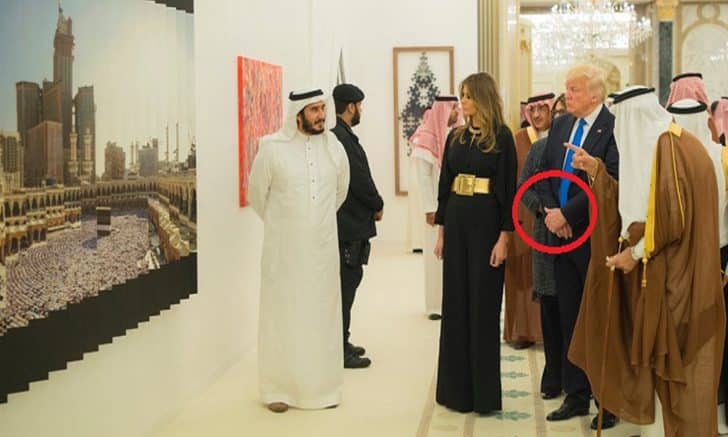 تصرف صادم و غير متوقع من الرئيس الامريكي ترامب لحظة وقوفه أمام الكعبة الشريفة مع الملك سلمان