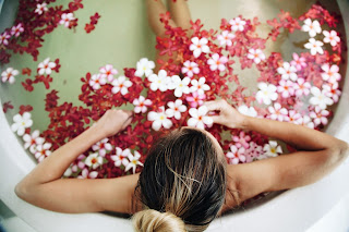 девушка в ванне с цветами