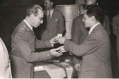 Entrega de medalla a G. A. Romero en 1951