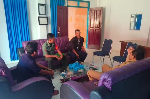 Babinsa Irwanpai Situmorang Komsos dengan Perangkat Desa Sungai Ulu