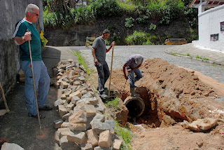 Operários da Secretaria de Obras e Serviços Públicos trabalharam na   galeria da Rua Governador Portela (Vale Paraíso) melhorando a capacidade de escoamento das águas pluviais e do esgoto