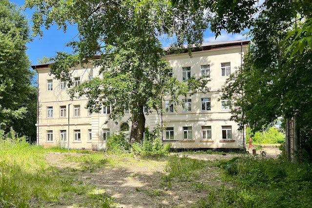 Севастопольский проспект, дворы, «железнодорожный остров», здание 1949 года постройки (бывший жилой дом)