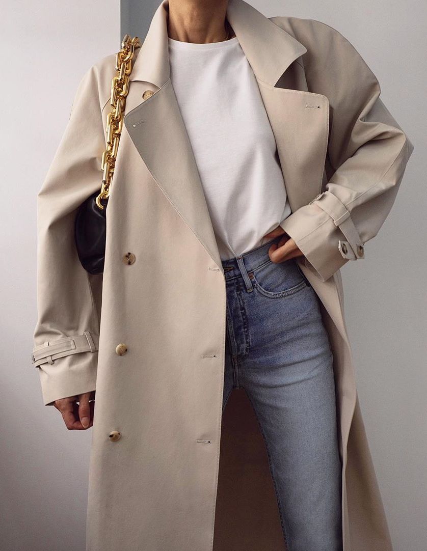 How to Wear a Trench Coat for Fall — Petra Mack in a trench, white t-shirt, Bottega Veneta chain bag, and jeans