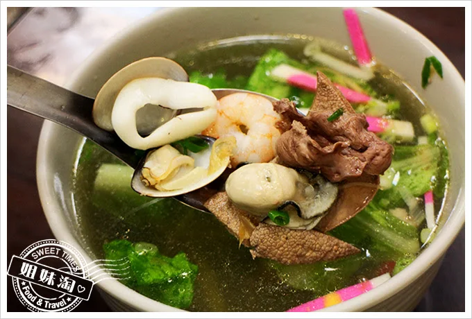 鵬記鮭魚炒飯海鮮什錦湯