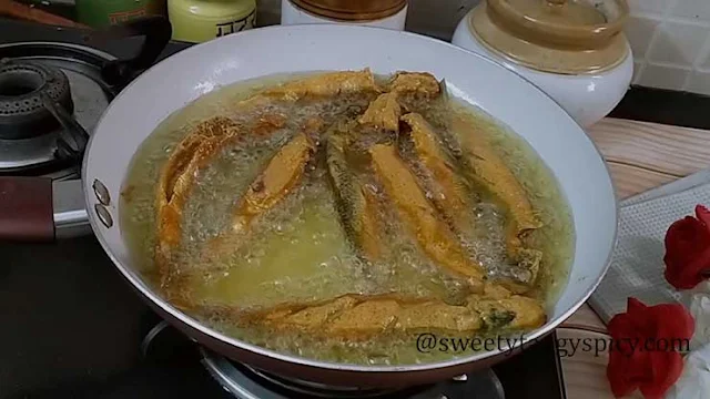 "Heating Oil for Crispy Frying of Marinated Sardines"