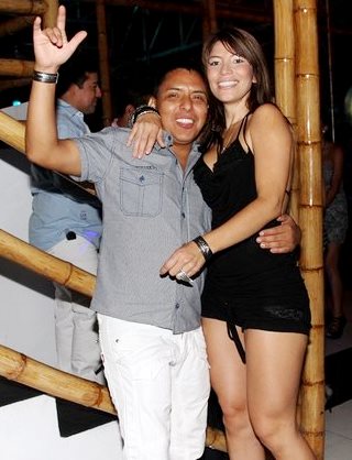 Foto de Edwin Sierra en una fiesta con Milena Zárate