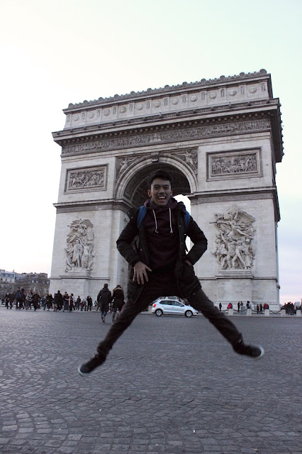 Jalan-Jalan di Paris - Jump in Front of Arc de Triomphe