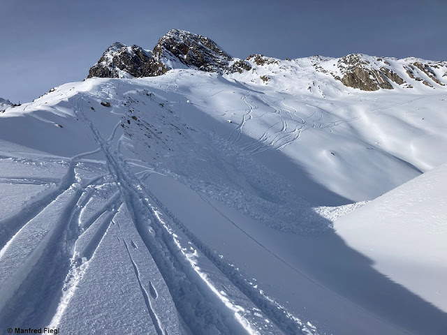 Ein Lawinenabgang am Tiefenbachferner. 2830m, NO. Einfahrender Skifahrer konnte ausfahren, meldete dies aber nicht bei der Leitstelle Tirol unter 140. Erst nach einer großangelegten Suchaktion konnte der Einsatz abgebrochen werden. (Foto: 25.12.2022)