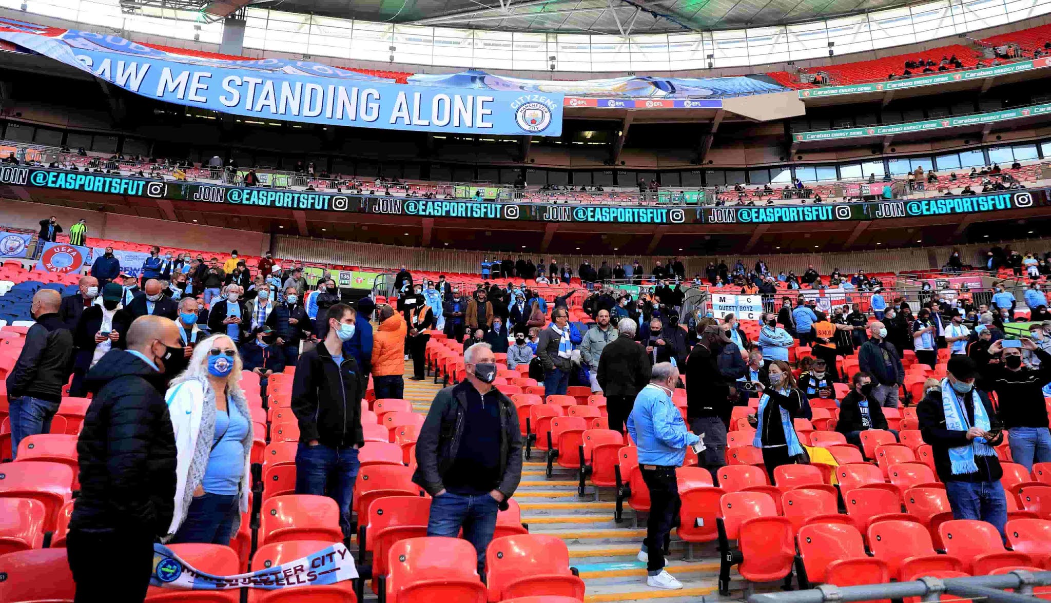 Aficionados en Wembley para la final de la Copa Carabao.