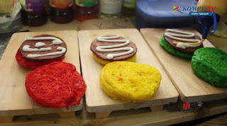 Menyantap burger tentu kita sudah biasa ya. Tapi apakah anda pernah menyantap burger pelangi atau rainbow. Burger dengan tampilan unik dengan aneka wrna yang menjadi kegemaran anak-anak. 
