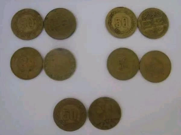 عملات نقدية وورقية مختلفة  نقدية قديمة