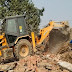 Ghazipur: जिले में फिर गरजा प्रशासन का बुल्डोजर, सरकारी जमीन पर बना अवैध मकान किया ध्वस्त