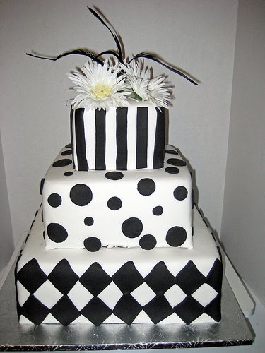 Trendy black and white wedding cake with 4 tiers with a different decoration