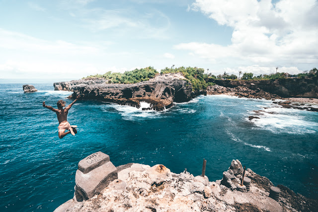 Blue Lagoon Cliff Jumping - Nusa Ceningan, Bali