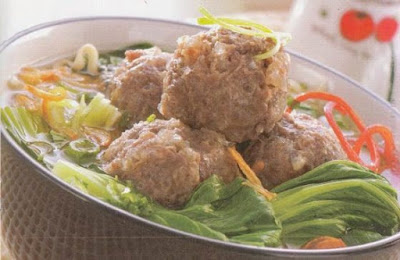 Mr Kuliner - resep bakso nikmat - Saat ini variasi bakso banyak sekali macamnya. Bukan cuma dari jenis dan bentuk namun lebih spesifik lagi daging jenis apa yang dijadikan sebagai bahan baku utamanya. Sebelumnya saya pernah mempublikasikan bagaimana cara membuat bakso ayam dan juga cara membuat bakso kotak yang pedas. Kali ini saya akan kembali membagikan resep rahasia bagaimana cara membuat bakso urat yang enak. Mungkin selama ini diantara Anda ada yang pernah membuat bakso tapi tidak enak dan tidak kenyal. Mungkin bumbu-bumbu atau bahannya ada yang salah. Atau step by step proses pembuatannya ada yang terlewat. Maka pelajarilah dengan seksama bagaimana saya akan membuatnya.