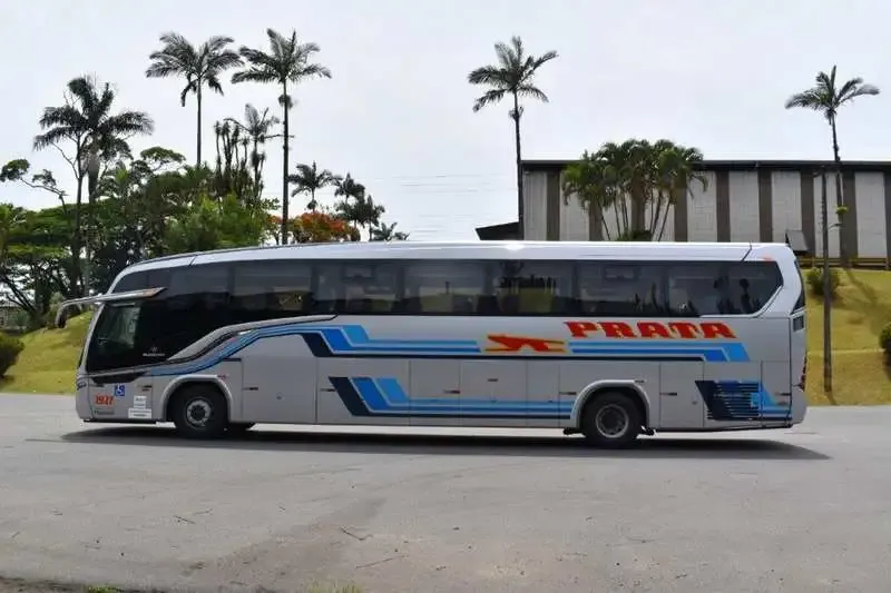 Visão lateral de Ônibus Busscar Vissta Buss 365 com pintura da Expresso de Prata