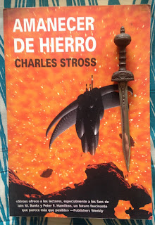 Portada del libro Amanecer de hierro, de Charles Stross