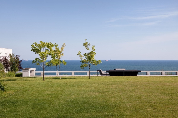 Terrace by the sea in Contemporary house in Ukraine by Drozdov & Partners