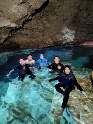 Berenang Di Dalam Gua Bersungai Biru Dengan Suhu Panasnya Kota Kupang