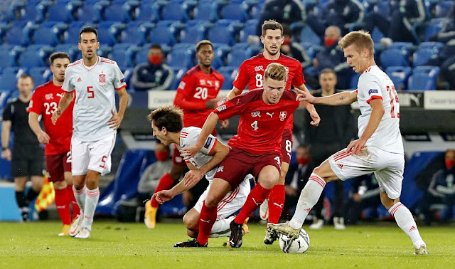 Mientras Oyarzabak cae, Embedi y Dani Olmo disputan el balón ante la atenta mirada de Shaqiri, Fernandes y Freuler. SELECCIÓN DE SUIZA 1 SELECCIÓN DE ESPAÑA 1. 14/11/2020. Liga de Naciones de la UEFA, fase de clasificación, grupo 4, jornada 5. Basilea, Suiza, estadio St. Jakob-Park.