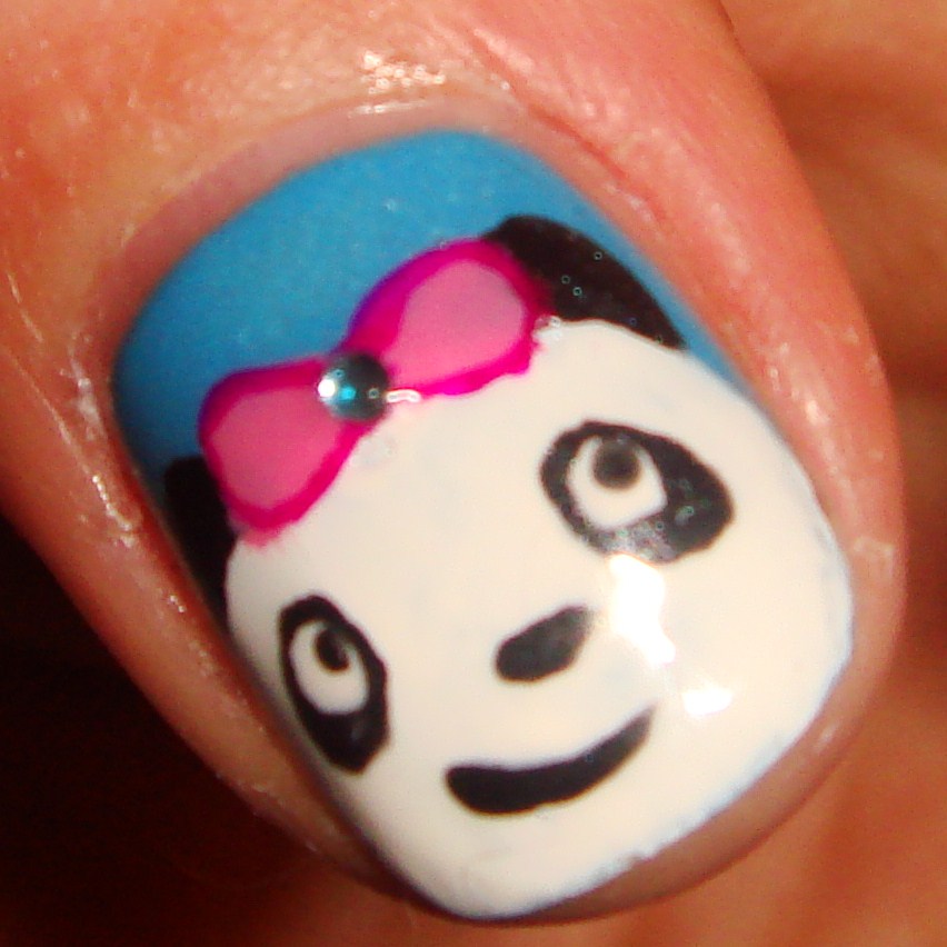 How cute is that little panda ? I don't usually wear nail art but I 