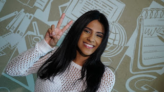 Cantora capixaba Mariana Coelho recebe fãs no Shopping Jardins, em Vitória 