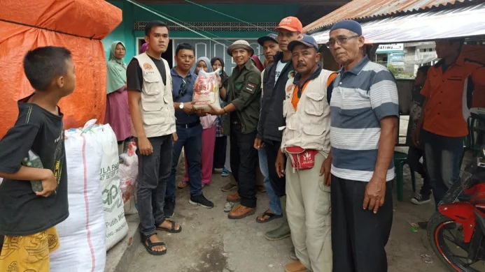 Terisolasi, KSB Nagari Solo Antarkan Langsung Bantuan ke Jorong Timbo Abu Pasbar