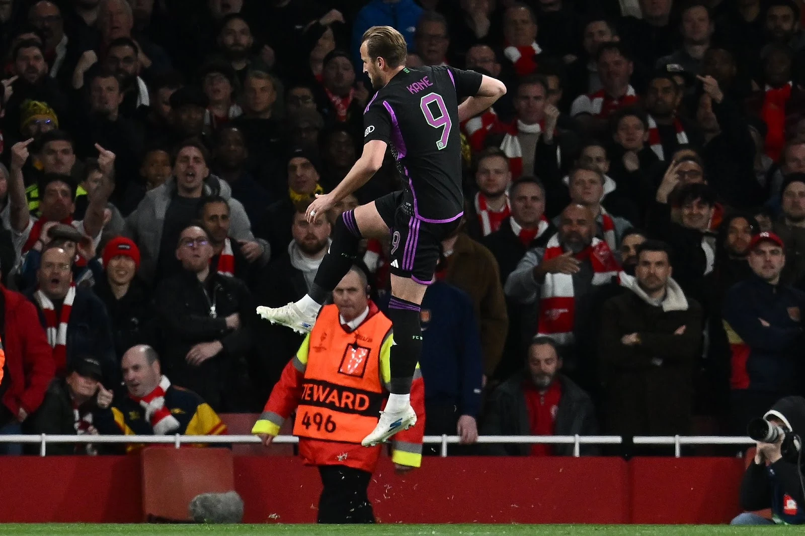 Raucous Arsenal fans disrupt Harry Kane's pitchside interview