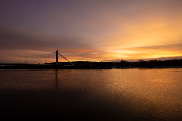 Alba sul fiume col ponte Jätkänkynttilä o Lamberjack's candle bridge-Rovaniemi