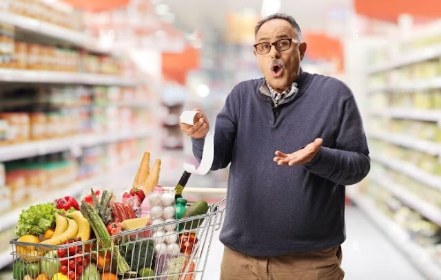 A man surprised by the price increase after seeing the grocery bill in a supermarket (archive)