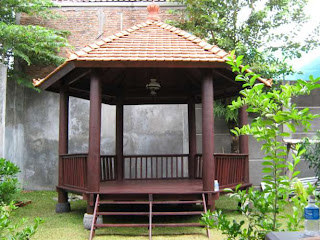 Gazebo keluarga taman belakang rumah