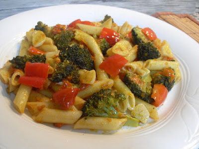 Macarrones ligeramente picantes con pimientos y brócoli