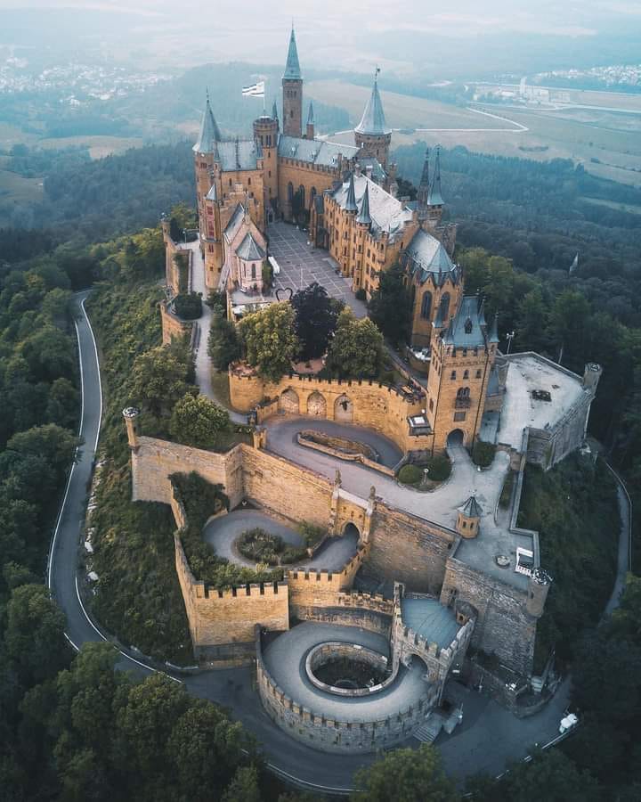 ปราสาทโฮเอินท์ซ็อลเลิร์น (Hohenzollern Castle: Burg Hohenzollern)