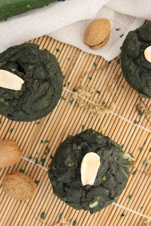 Muffins à la courgette, spiruline et amande vegan