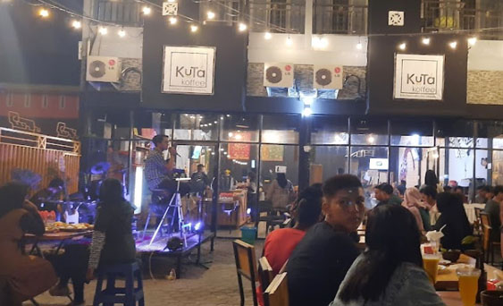 Kuta Coffee 10 Cafe di Batu Bara Yang Murah dan Bagus Kuta Coffee adalah café live musik terbaik di Batu Bara yang menyediakan beragam fasilitas untuk menyenangkan para tamu selama nongkrong. Selain fasilitasnya yang bagus, menu makanan dan minumannya murah alias ringan di kantong.  Alamat: Pematang Cengkring, Kecamatan Medang Deras, Batu Bara, Sumatera Utara, 21258 Jam Buka: 10.00–23.00 5.	Papskyn Coffe Papskyn Coffe ini tempatnya bagus dan nyaman plus bersih dan menunya juga enak-enak, mempunyai pelayanan yang bagus. Cocok buat ngumpul bareng keluarga, pacar ataupun teman. Alamat: Jl. Access Road Inalum, Perkebunan Sipare-Pare, Kecamatan Sei Suka, Kab. Batu Bara, Prov. Sumatera Utara, 21257 Jam Buka: 16.00–00.00 (Minggu Tutup) Telepon: 0823-6979-0844 6.	Coffee Pemuda Alamat: Jl. Access Road Inalum, Perkebunan Sipare-Pare, Kecamatan Sei Suka, Kab. Batu Bara, Sumatera Utara, 21257 Jam Buka: 10.00–00.00 Telepon: 0852-7070-7010 7.	Partner Coffee Alamat: Jl. Access Road Inalum, Kwala Tj., Kecamatan Sei Suka, Kab. Batu Bara, Sumatera Utara, 21258 Jam Buka: 08.00–23.30 Telepon: 0821-6029-5747 8.	Accoustic Caffe Alamat: Jl. Access Road Inalum, Kwala Tanjung, Kecamatan Sei Suka, Batu Bara, Sumatera Utara, 21258