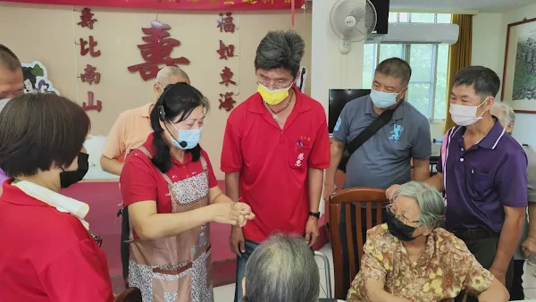 ▲佩戴香包是端午節的傳統習俗，彰化榮家近日舉辦113年度「長榮愛起飛~榮家藝起動」第4場課程，邀請關懷小丑協會的莊秀美老師使用最天然的藥草教導長輩DIY香包。（ 彰化榮家提供）