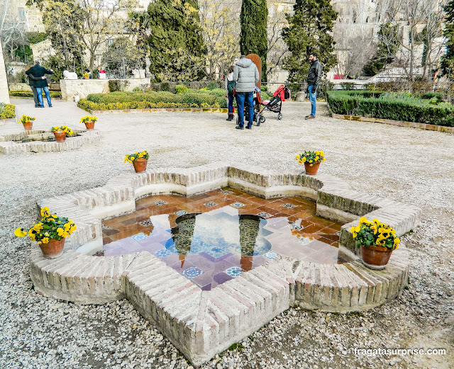 Fonte mudéjar no jardim do Museu Casa de El Greco em Toledo, Espanha