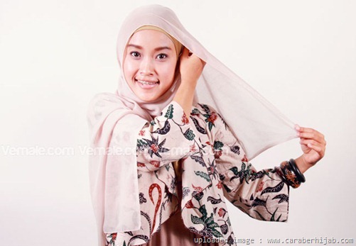 Gaya Memakai Hijab Sifon Motif Bunga (2)
