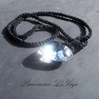 Naszyjnik szydełkowy wisior serduszko serce kryształowe serce na sznurku Panorama LeSage Biżuteria szydełkowa