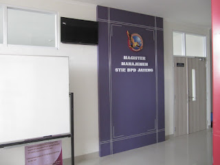 Backdrop Dinding Lobby Perkantoran Dan Nama Perusahaan + Furniture Semarang