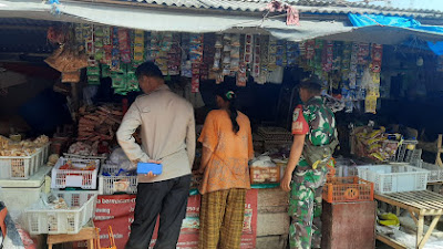 Geger Penjualan Bahan Sembako di Desa Langgeng sari Dikejutkan Dengan Kedatangan Babinsa Koramil 1612 Lelea