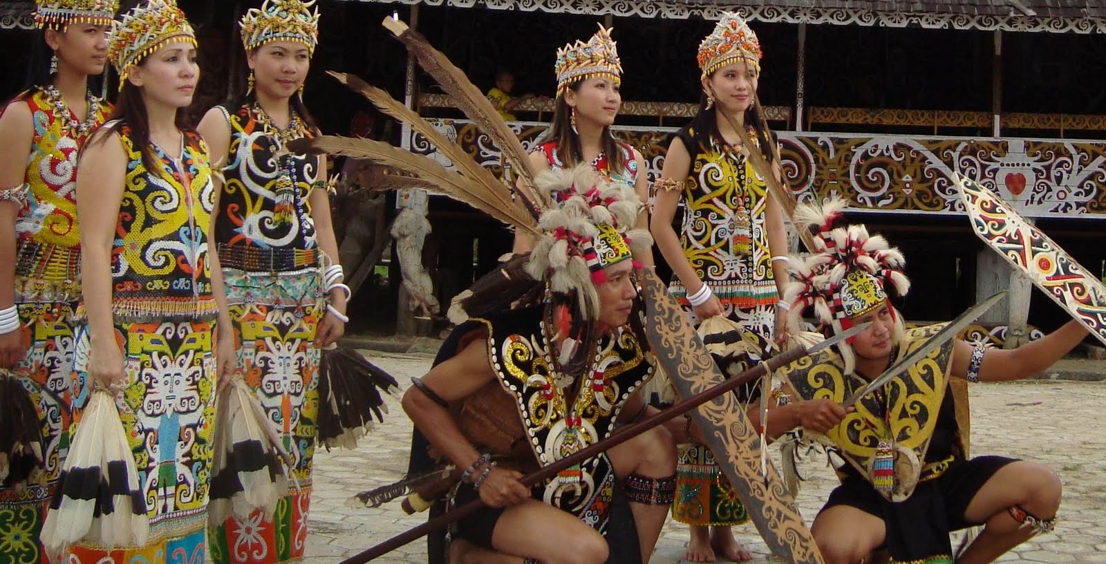 Wanita Cantik Dari Suku  Dayak  Tripavillage